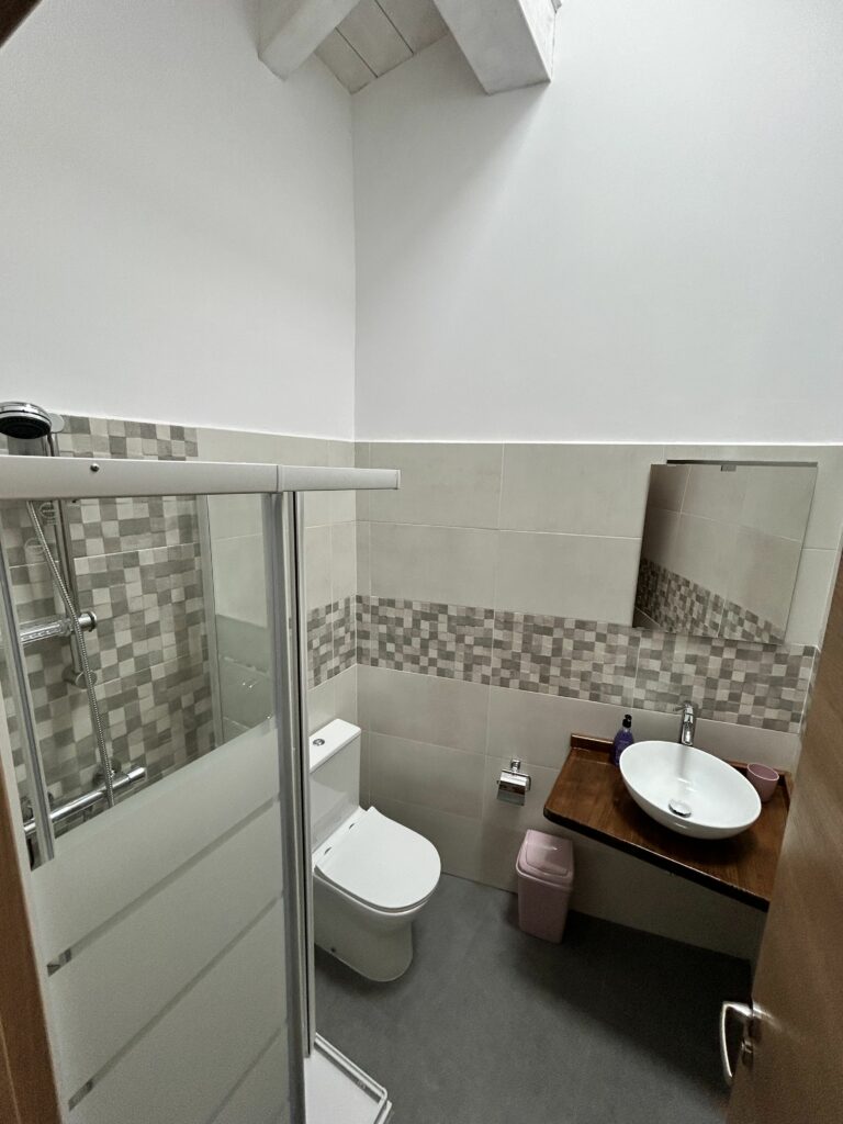 Baño con tragaluz superior y elevado techo