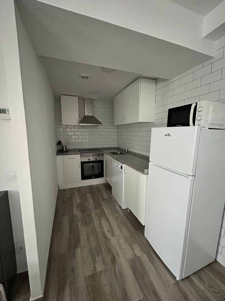 Cocina completamente equipada con todos los electrodomésticos