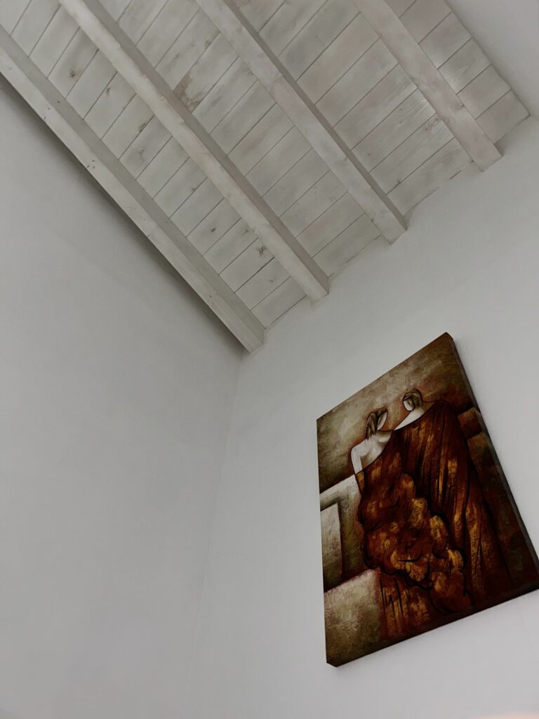 Fotografía de un cuadro en la pared de la escalera